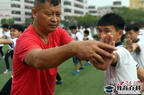 图为罗夏纠正学生练习十八路荘动作。 蒋雪林 摄